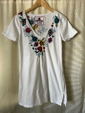 Johnny Was Embroidered V-neck Tee Shirt Tunic Sz small